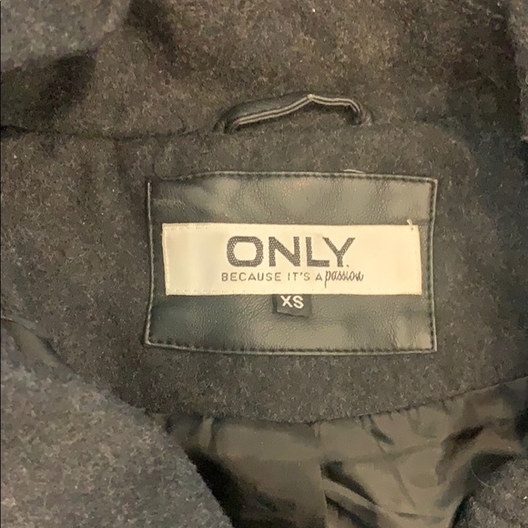 Wool coat with Oversized hood - Picture 3 of 4